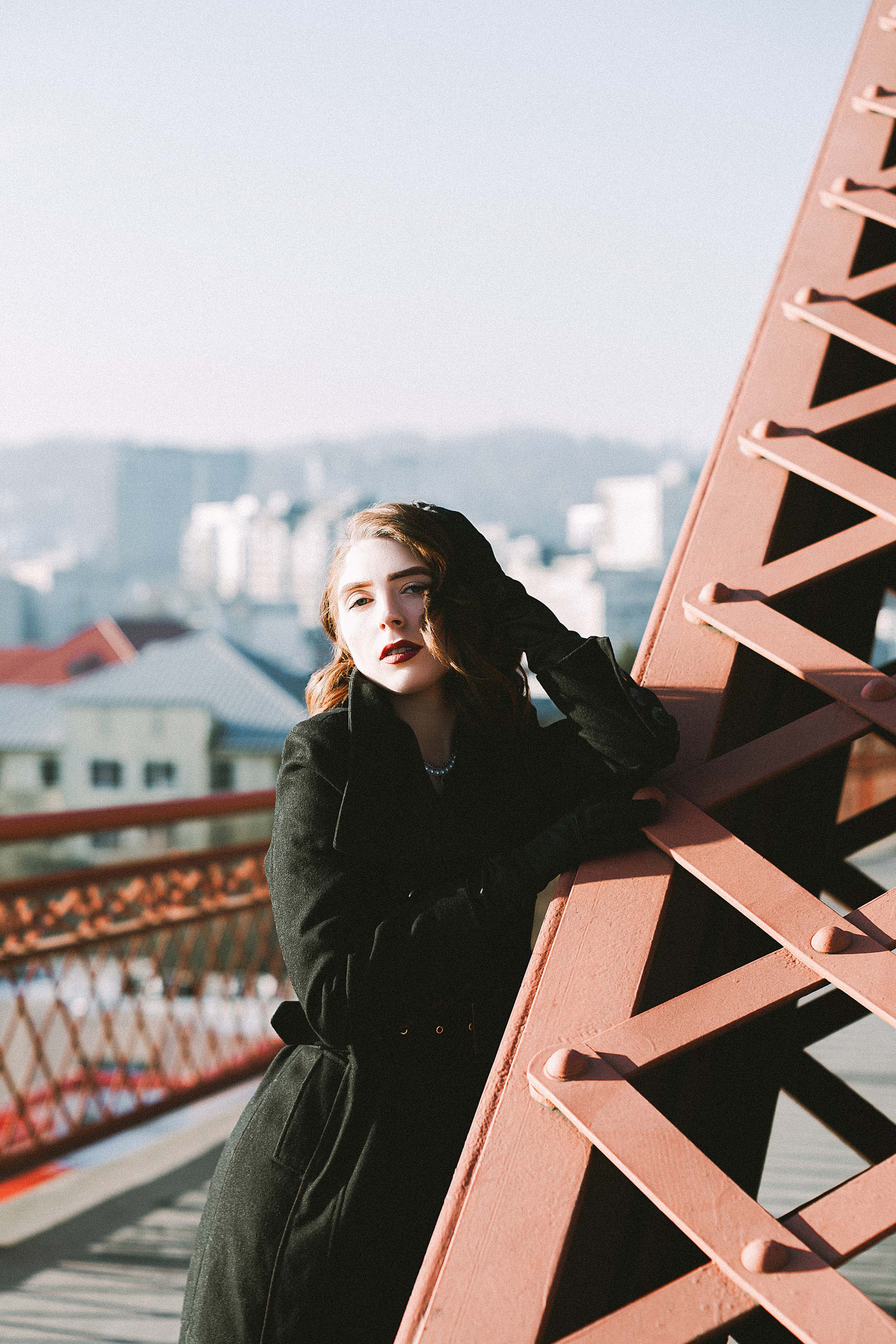 Elegant and Romantic 40s-Inspired Portraits on the Broadway Bridge — photograph 6 of 23